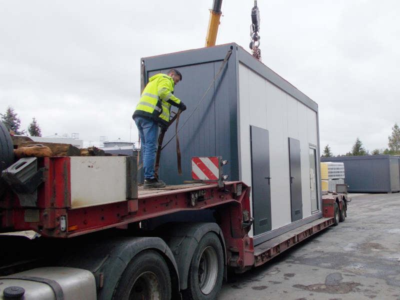 transport kontenera ponadgabarytowego na niskopodwoziowej naczepie